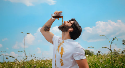 Hombre disfrutando Kinda Coffee — café con adaptógenos y l-teanina. Café sin ansiedad, sin taquicardia y sin irritación